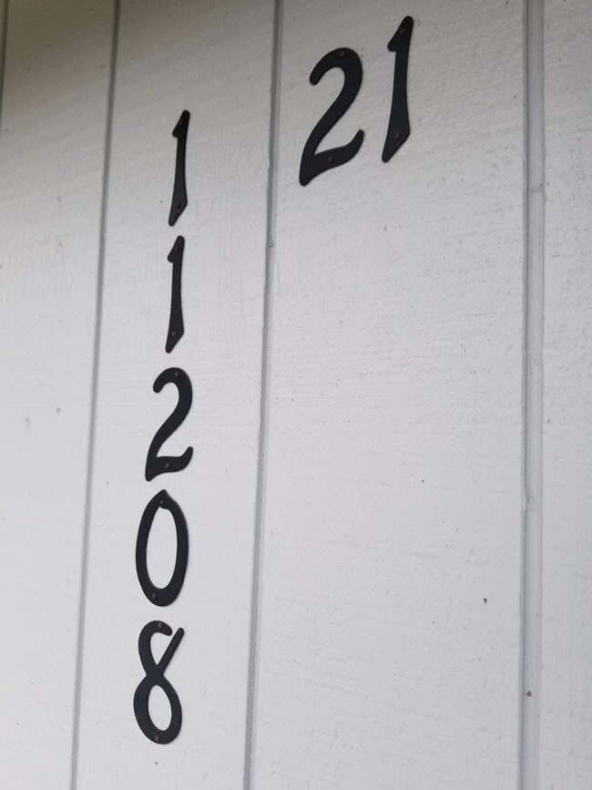 Building Photo - Newly Remodeled 1 Bedroom Apartment / Ground Floor Unit