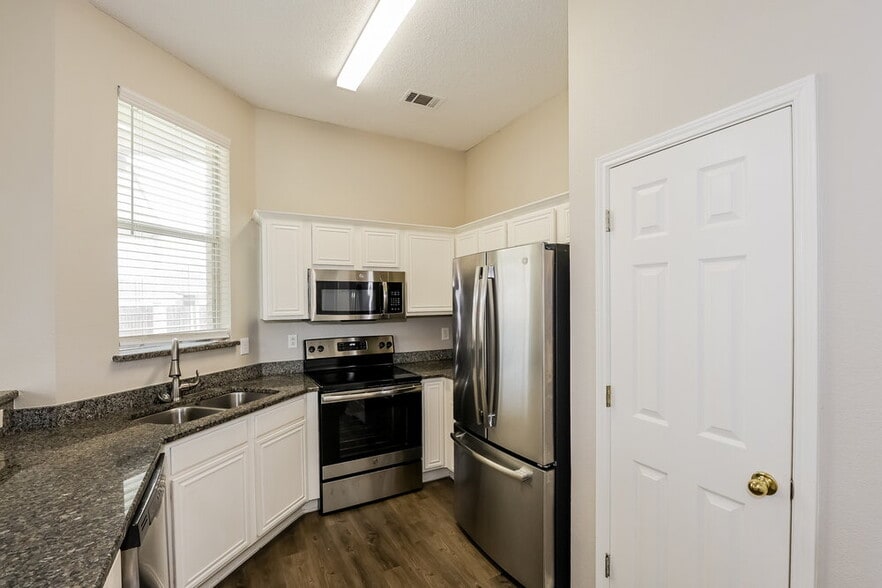 Building Photo - 300 Stone Creek Blvd