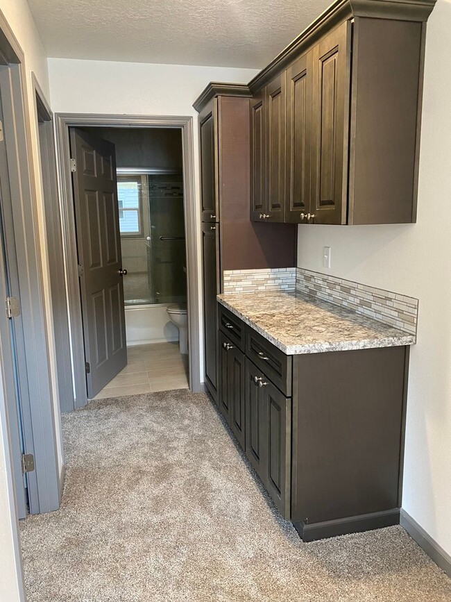 Building Photo - **SPRING SPECIAL- $200 off first months rent**  3 Bedroom Duplex in Veneta