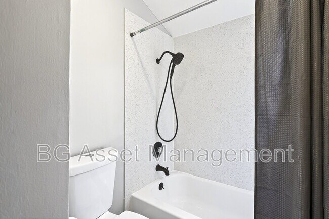 Building Photo - 2079 Ascot Dr