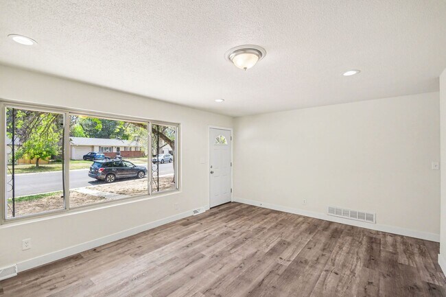 Building Photo - Students Welcome!! Updated 6 Bedroom, close to campus!! Flexible Move In Date (May, June, July or...