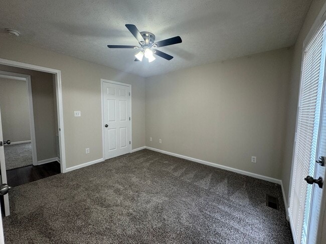 Building Photo - Spacious 3 bedroom, two bathroom home clos...