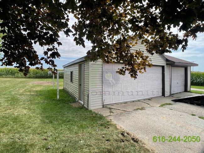 Building Photo - 3 Bedroom (with an extra room) Home Availa...
