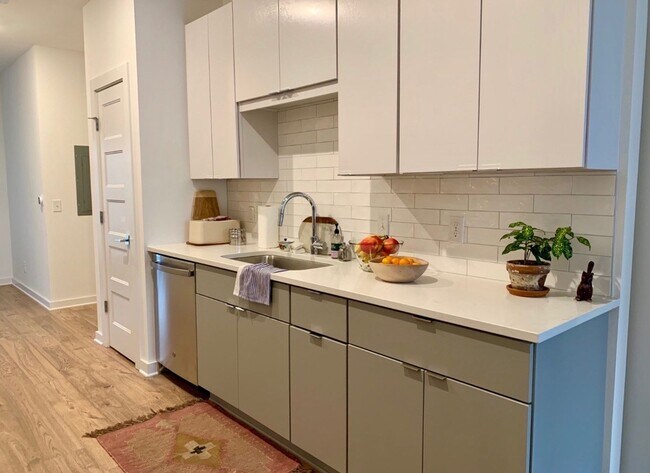 Building Photo - Wedgewood Houston Condo