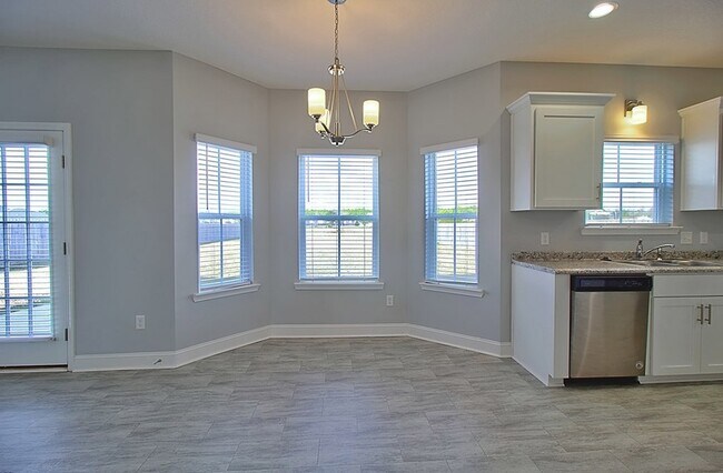 Building Photo - 566 Burke Dr