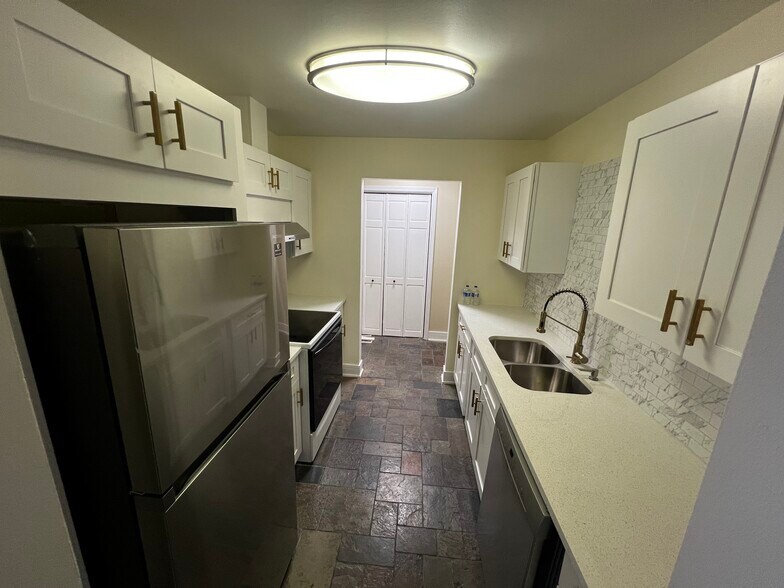 Building Photo - 2500 Windsor Mall