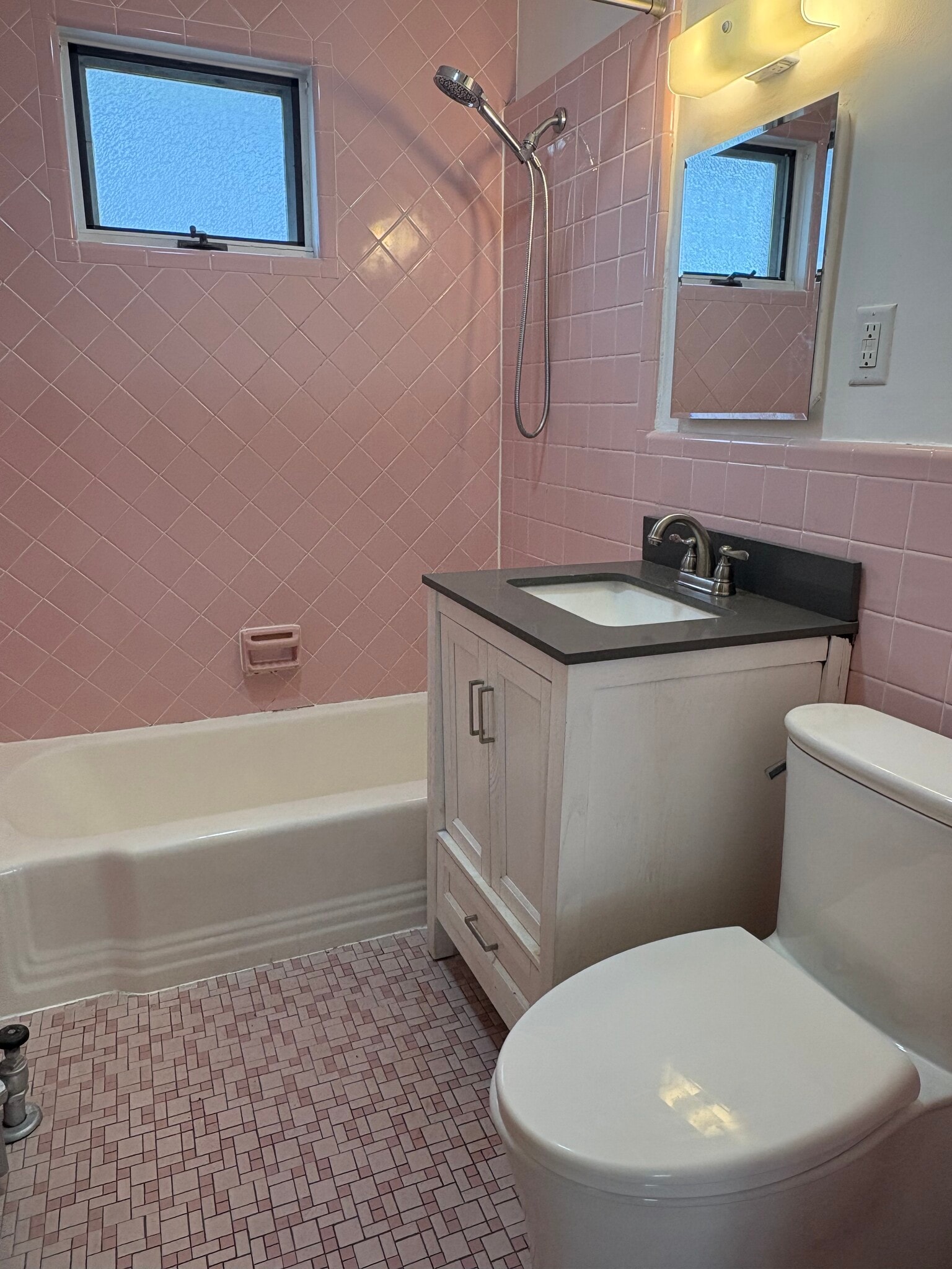 Building Photo - 18 Alexander Ave