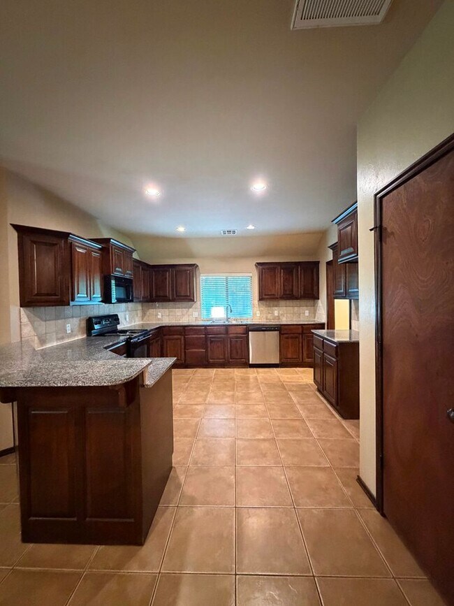 Building Photo - 3 bd/2 ba on Half acre - Edmond Schools