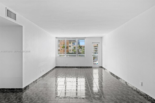 Building Photo - 1913 S Ocean Dr
