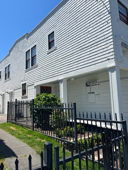 Building Photo - 1122 9th St