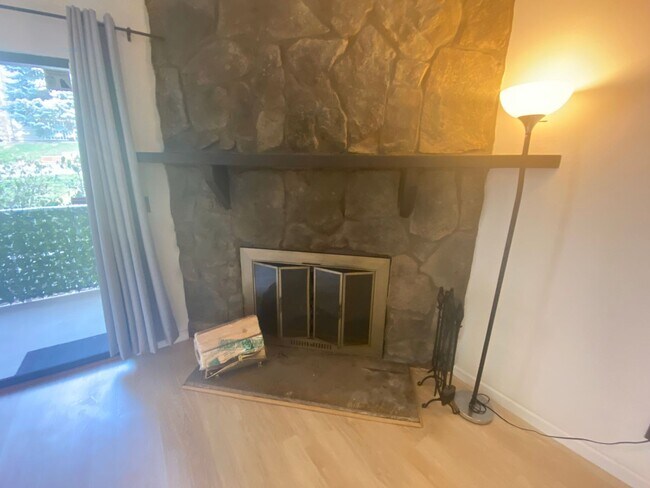 Building Photo - Beautiful 1 Bedroom Condo Across from Buck...