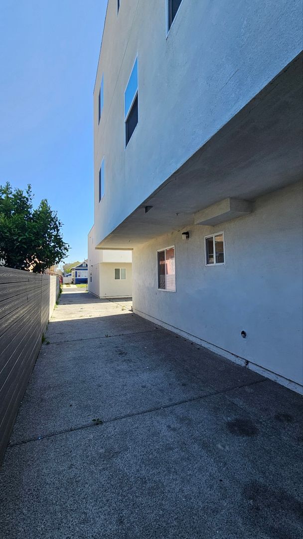 Building Photo - 211 W 43rd St