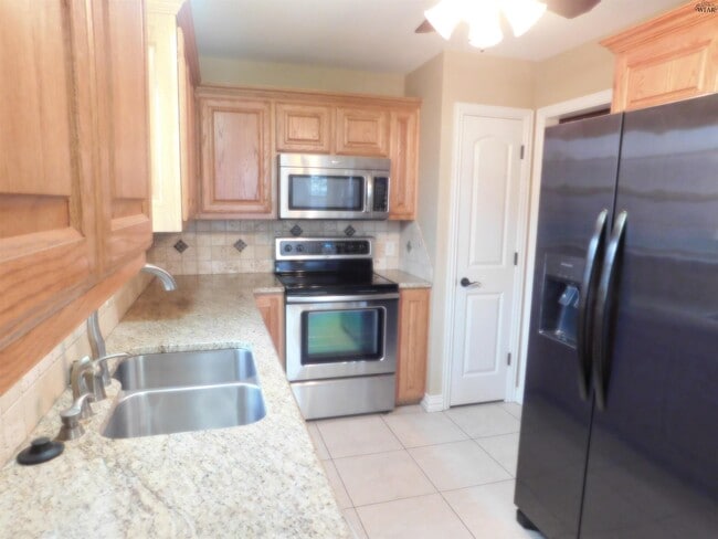 Building Photo - 118 Stonebridge St