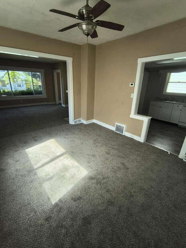 Building Photo - Cute 3 Bedroom Fully Renovated House in We...