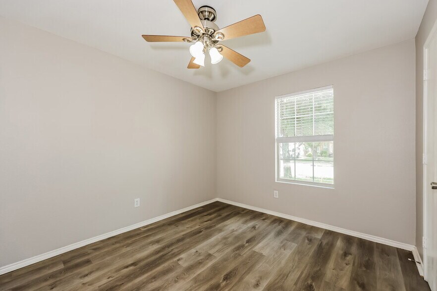 Building Photo - 1104 W Cottonwood Dr