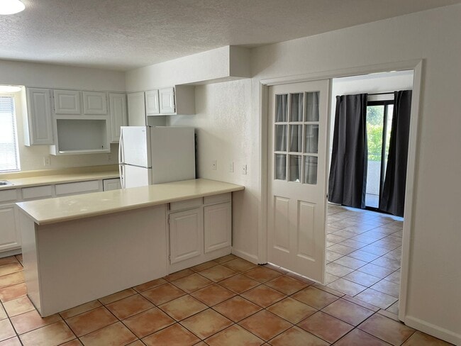 Building Photo - 5 Bedroom 2 Bathroom Apartment in Goleta