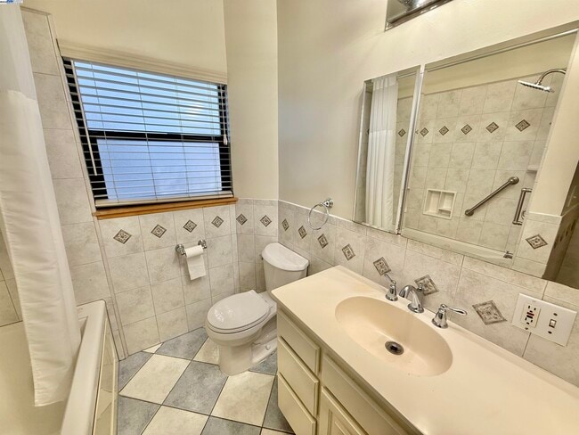 Building Photo - 252 Stoakes Ave