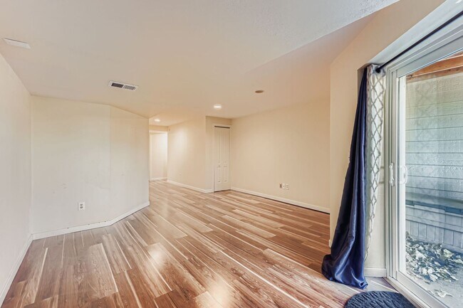 Building Photo - COME TOUR THIS BEAUTIFUL TOWNHOME. AVAILABLE NOW!