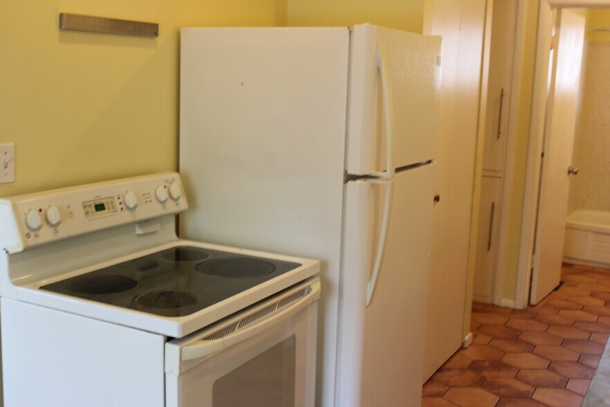 Kitchen - 907 E Laird Ave