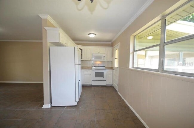 Building Photo - 615 Sarita St