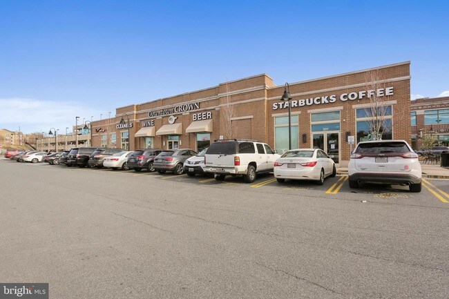 Building Photo - 10010 Vanderbilt Cir