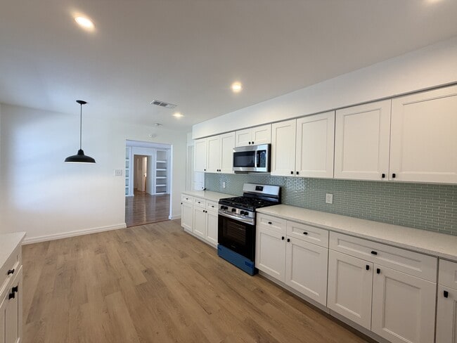 Building Photo - 914 Belmeade Dr