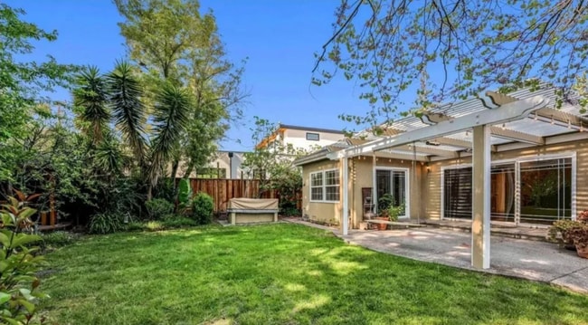 Building Photo - Spacious 4 Bed, 4 Bath Executive Home on Peaceful Cul-de-Sac!