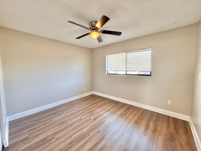 Building Photo - Apartment - Right off Cypress Gardens Blvd