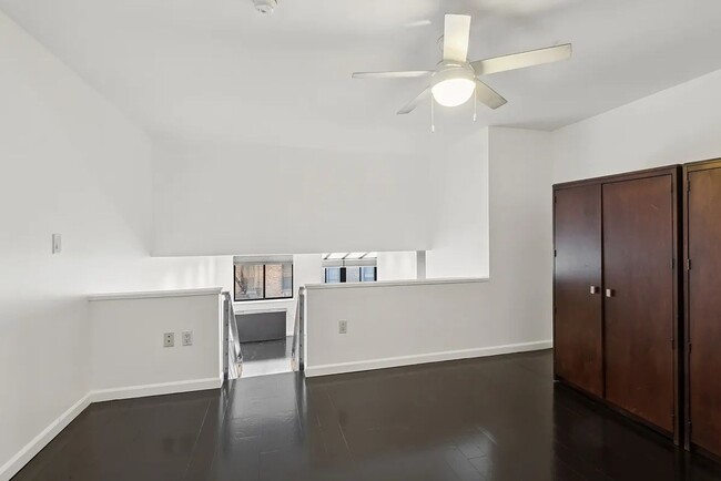 Building Photo - Luxury 1 Bedroom 1 Bathroom  Available