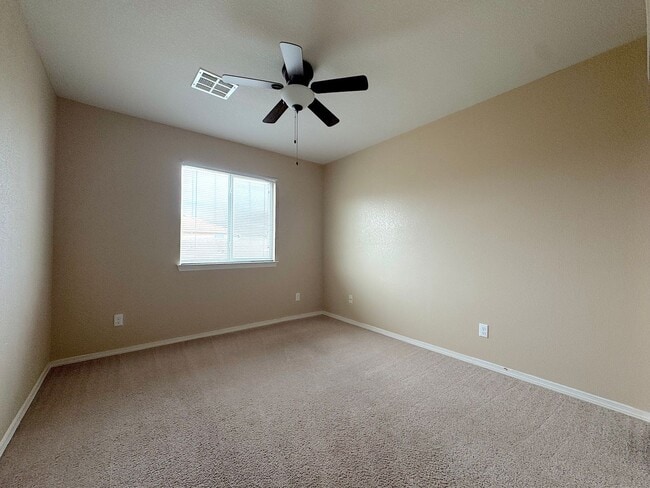 Building Photo - Sandstone Ranch Estates 4Bed/2.5bath Refrig A/C!