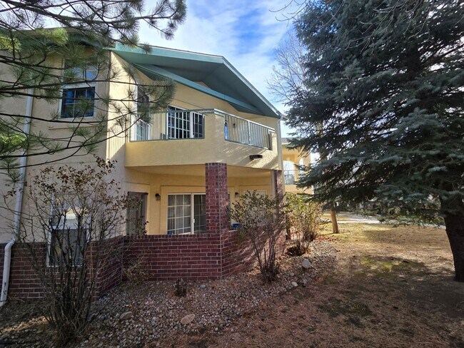 Building Photo - Fresh 2 bedroom, 2 bathroom condo located in Meadows on the Parkway in the heart of Boulder.