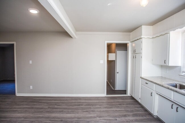 Building Photo - Spacious 4 Bed 2 Bath with Big Backyard