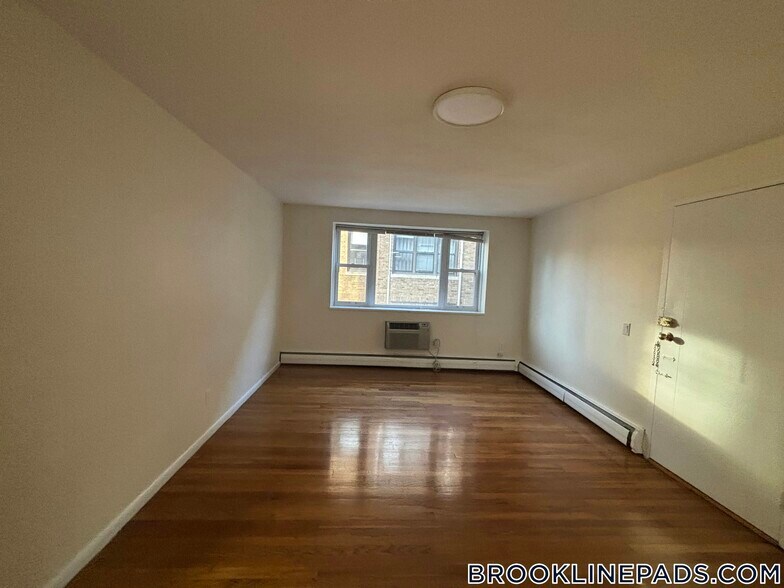 Building Photo - 110 Babcock St