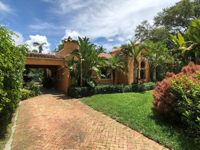 Building Photo - 725 Navarre Ave