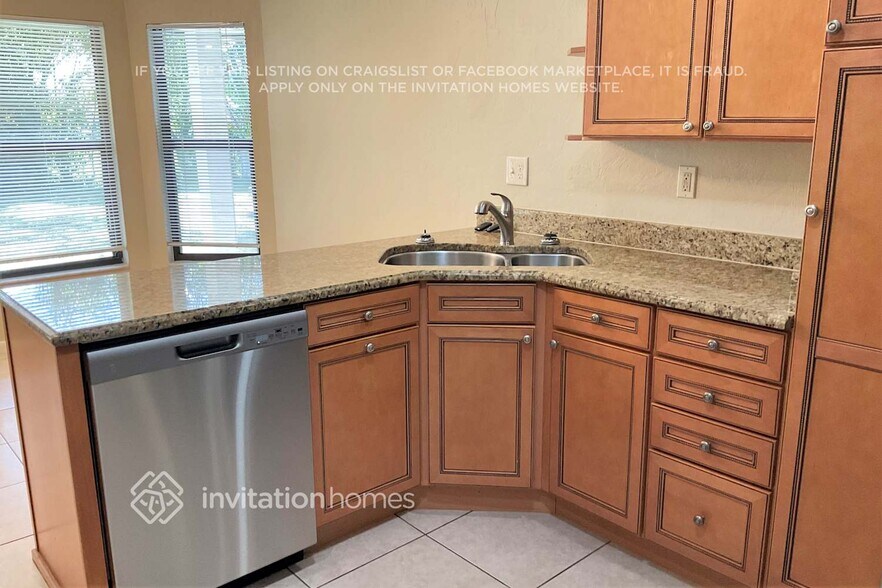 Building Photo - 1142 SW 14th St