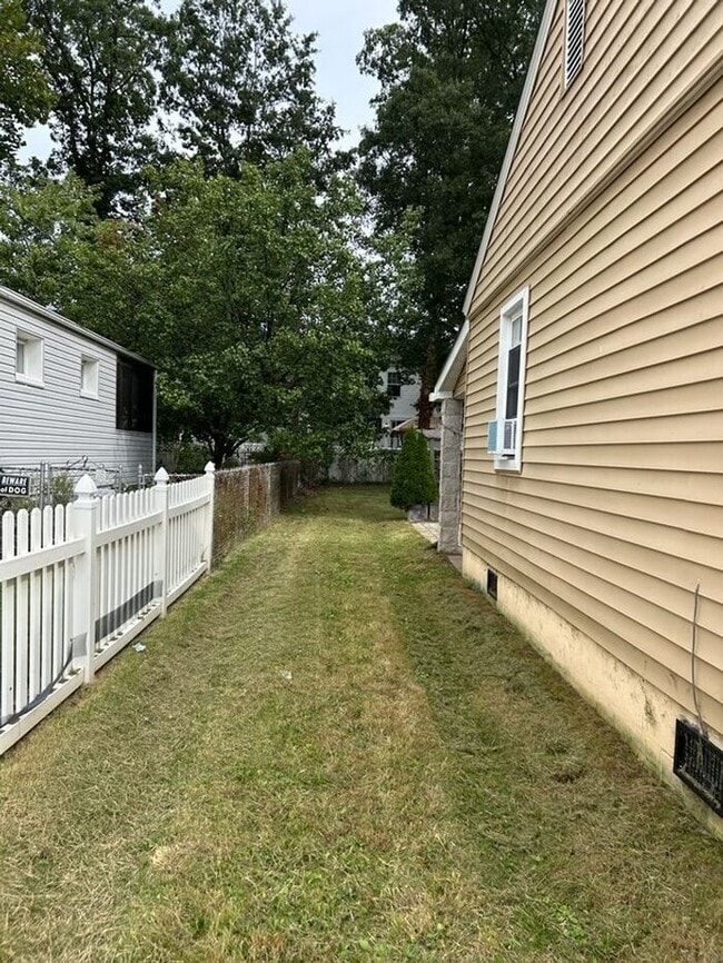 Building Photo - !! $500 OFF 2nds  MONTH'S RENT!!! Charming 3BR 2BA Home w/ Updated Kitchen + Large Front and Back...