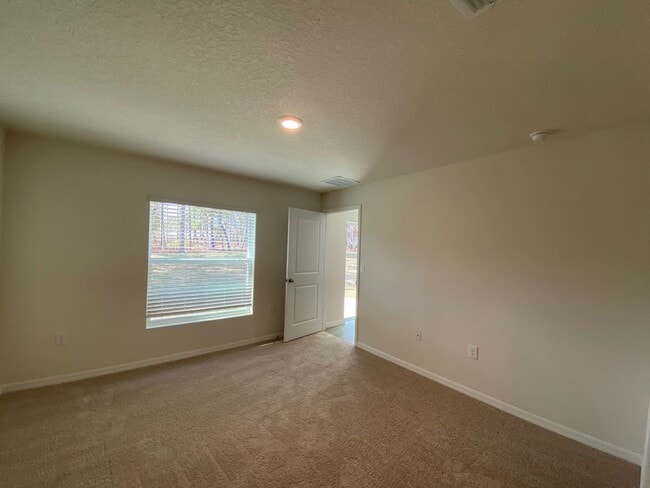 Building Photo - Desirable Lake Diamond Subdivision 3/2/2 **Won't Last**