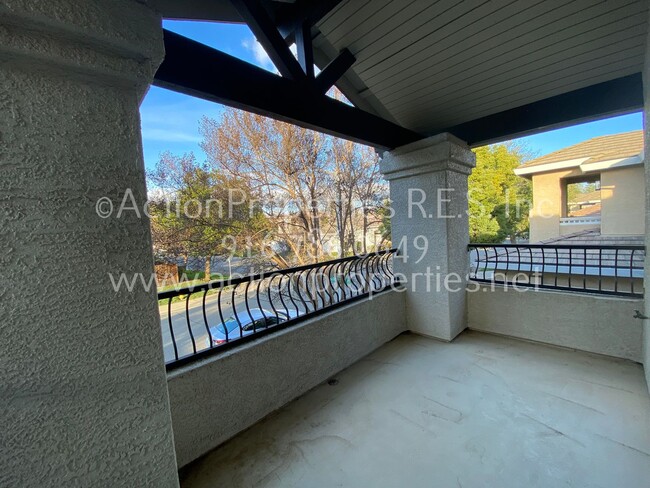 Building Photo - Greenbelt Views - 3 Bed, 2.5 Bath - Privat...