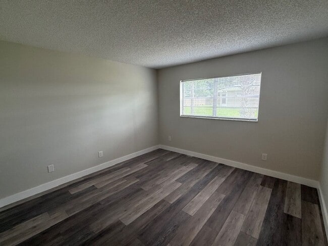 Building Photo - 2 Bedroom/1 Bathroom Apartment