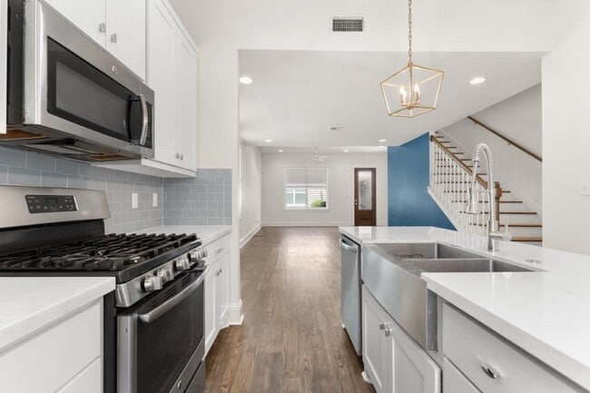 Building Photo - 515 Division St