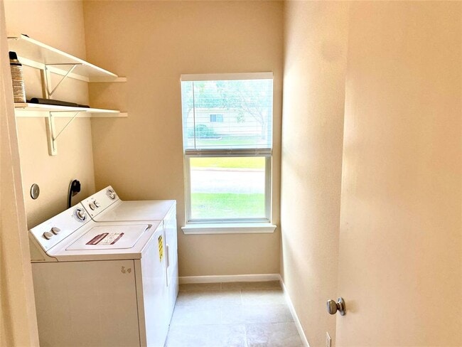 Building Photo - 6222 Settlers Lake Cir E