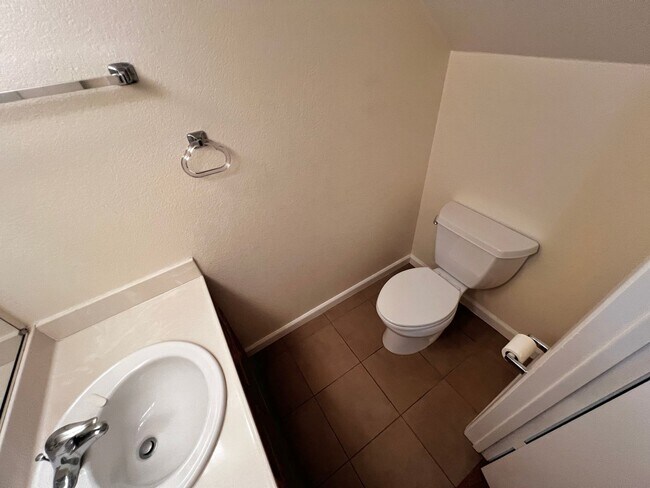 Building Photo - Spacious 3 bedroom 1.5 bath