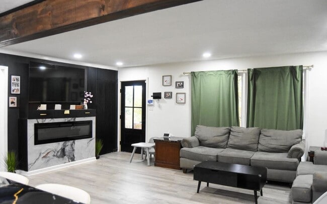 Building Photo - 3/2 in Anniston, Alabama!