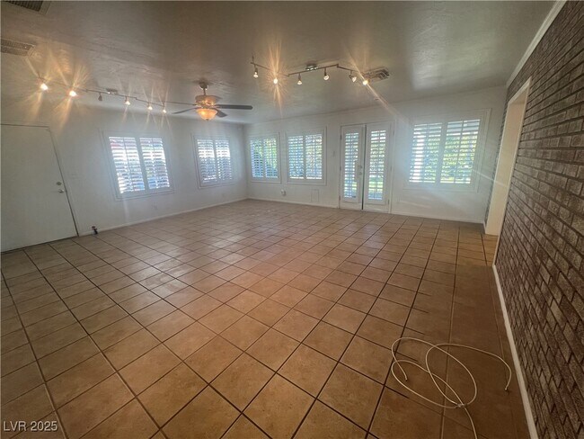 Primary Photo - 1650 Waldman Ave