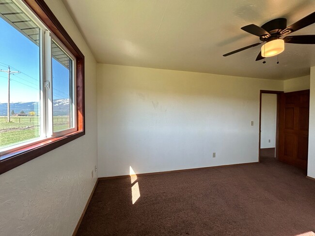 Building Photo - 2 bed, 1 Bath in Hamilton. Includes one ca...
