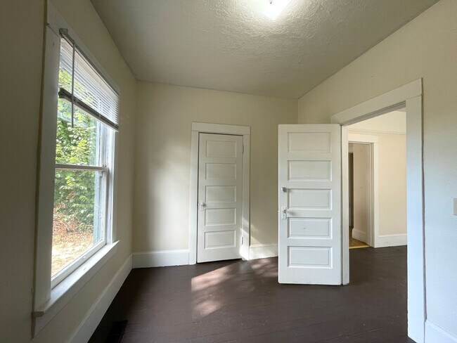 Building Photo - 4507 N Gantenbein Ave