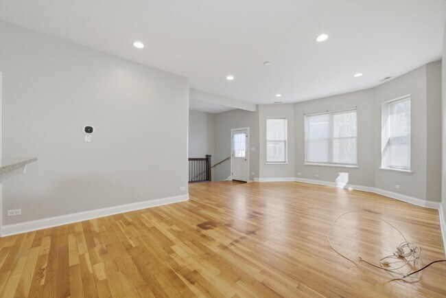 Building Photo - 4742 N Sawyer Ave