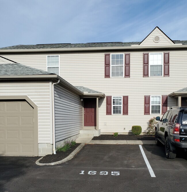 Primary Photo - 1695 Ridgebury Dr