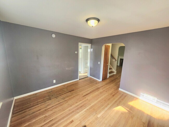 Building Photo - Spacious 4bd apt | Laundry hooks ups | Off street parking