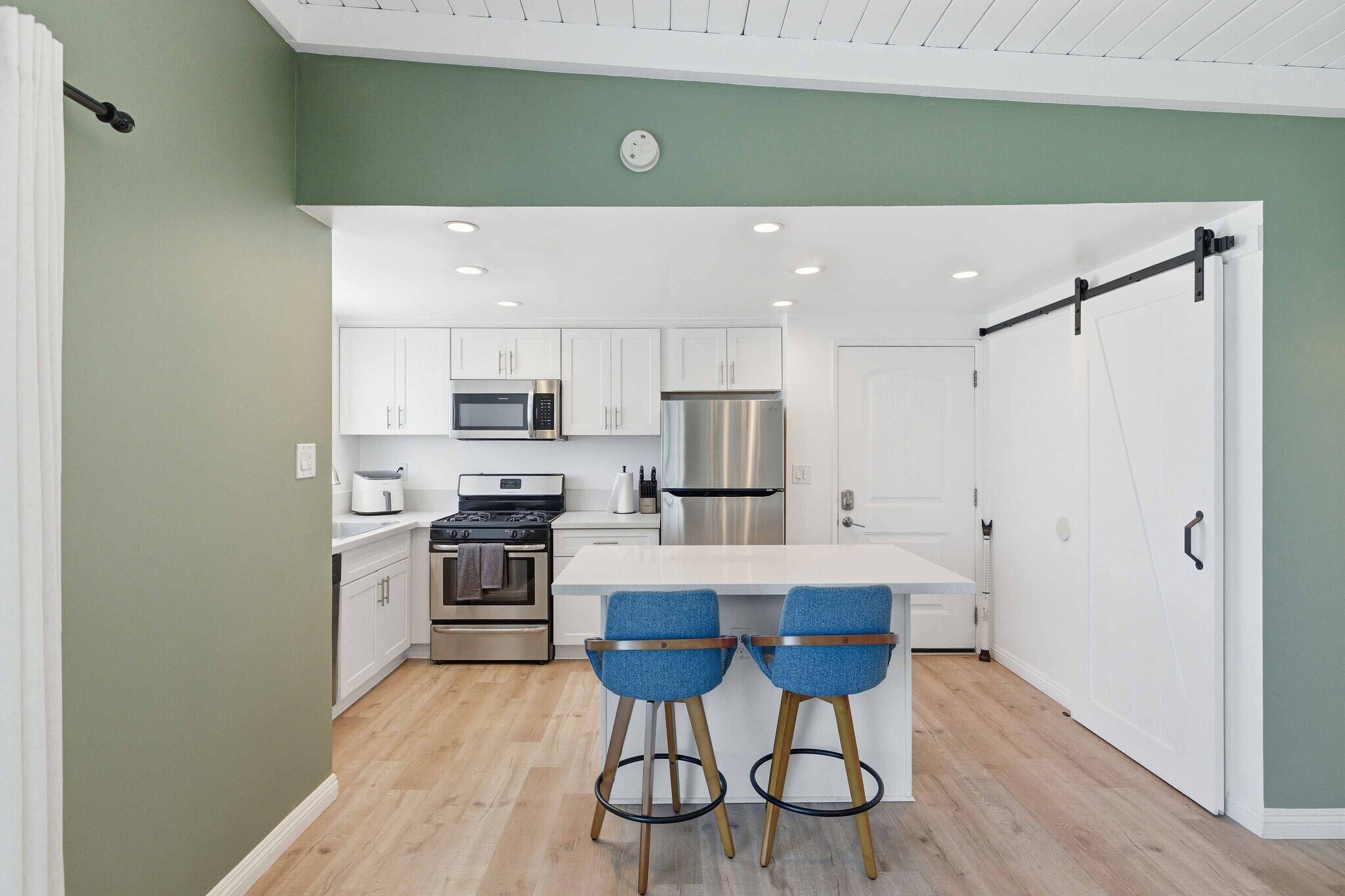Building Photo - 3105 Ocean Dr